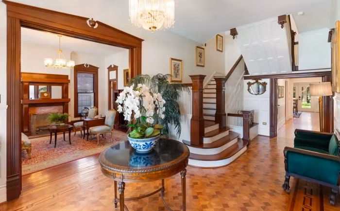 Ngôi nhà trải qua nhiều lần cải tạo nhưng vẫn giữ vẻ đẹp cổ điển. Ảnh: Facebook