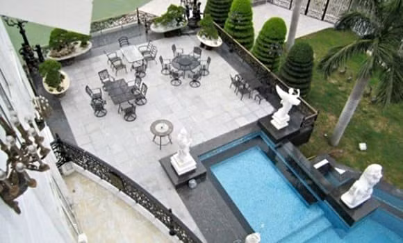 Không gian bên trong biệt thự xa hoa không thua kém bất kỳ resort hạng sang nào. Ảnh: KBS