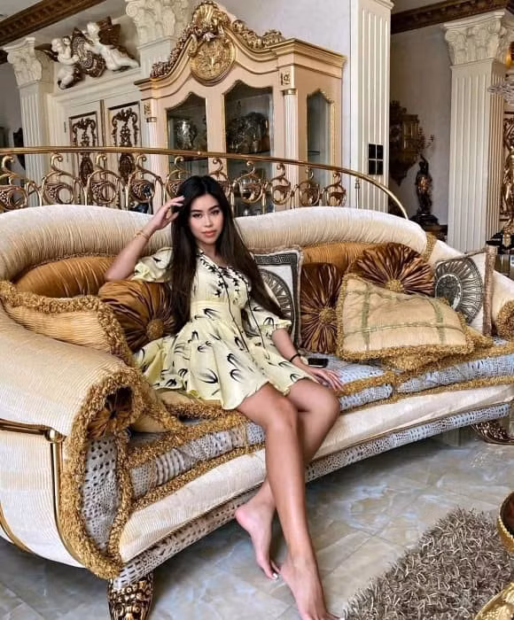 Nội thất trong nhà mang phong cách châu Âu cổ điển. Ảnh: FBNV