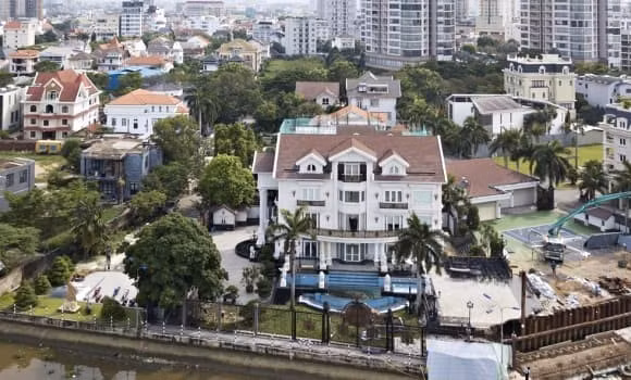 Cơ ngơi của gia đình tỷ phú Johnathan Hạnh Nguyễn rộng 500m2 với vị trí đắc địa khi có đến 3 mặt tiền hướng ra sông Sài Gòn. Ảnh: KBS