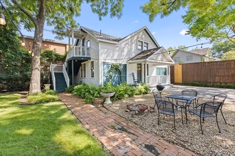 Biệt thự gồm hai phần, trong đó nhà chính rộng khoảng 500m², nhà phụ nằm cuối sân sau, rộng chừng 90m². Ảnh: Giadinhxahoi