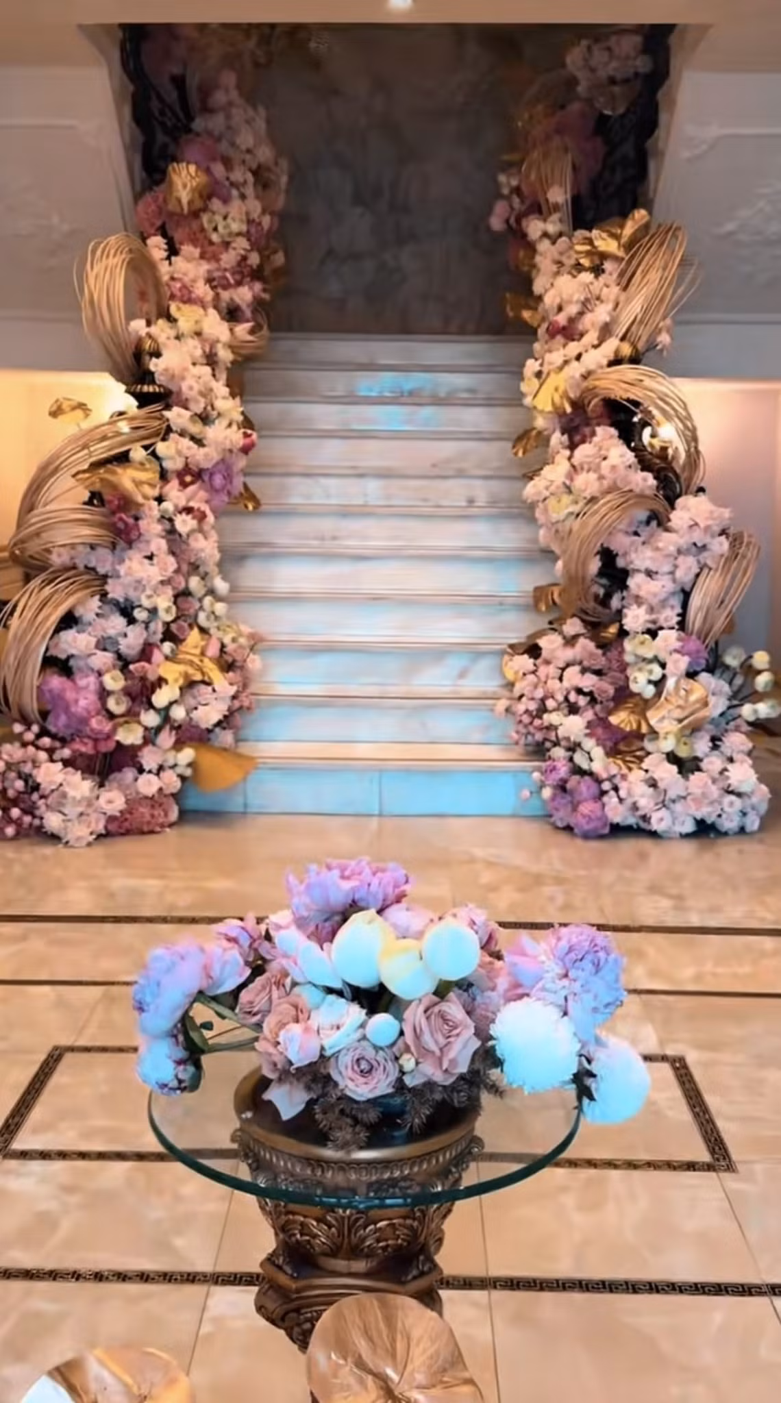 Phòng khách sử dụng gạch ánh màu vàng nhẹ nhàng. Ảnh chụp màn hình