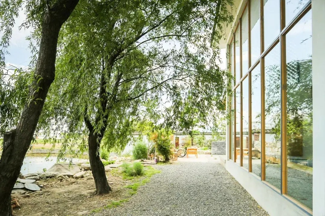 Ngôi nhà cũ nguyên bản được giữ nguyên, bếp và chuồng lợn bên cạnh nhà cũ bị phá bỏ, xây nhà mới 3 tầng và thiết kế nhiều khoảng sân. Ảnh: Toutiao