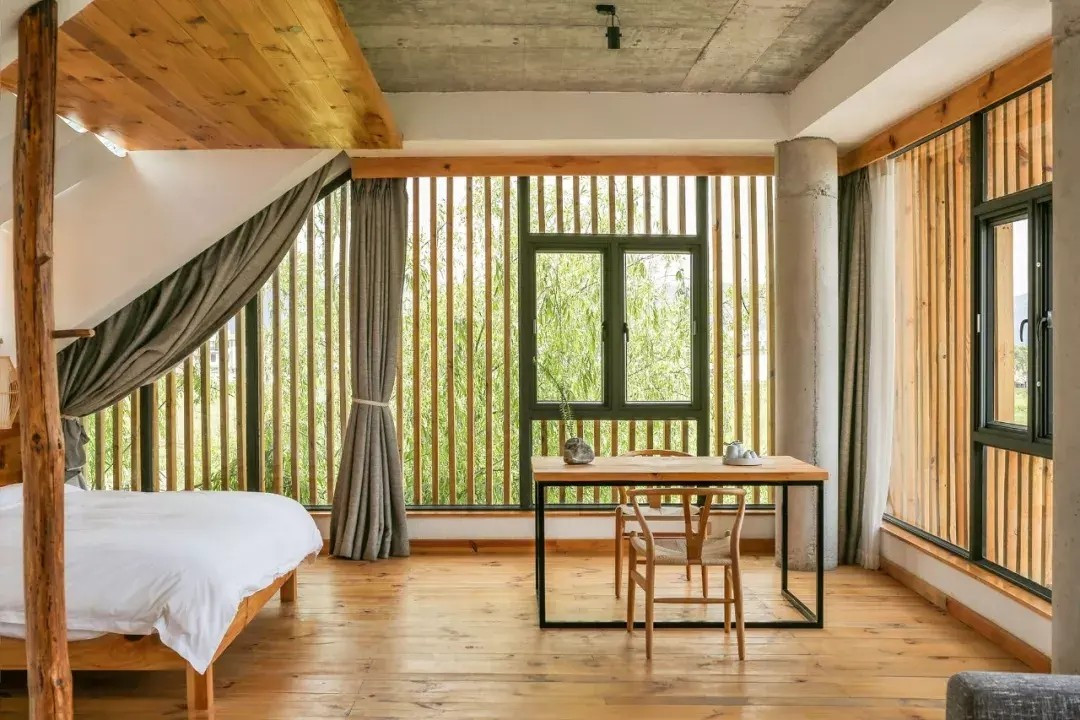 Một phòng khác trên tầng 3 có tầm nhìn 270 độ, không dùng tường truyền thống mà kết hợp gỗ và kính tạo thành điểm nhấn cho kiến trúc. Ảnh: Toutiao