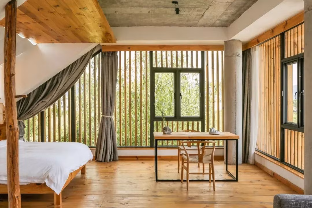 Một phòng khác trên tầng 3 có tầm nhìn 270 độ, không dùng tường truyền thống mà kết hợp gỗ và kính tạo thành điểm nhấn cho kiến trúc. Ảnh: Toutiao