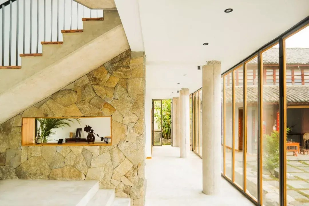 Biệt thự 4 mặt sân, sử dụng nhiều kính để đón ánh sáng tự nhiên và tầm nhìn thoáng đãng. Ảnh: Toutiao