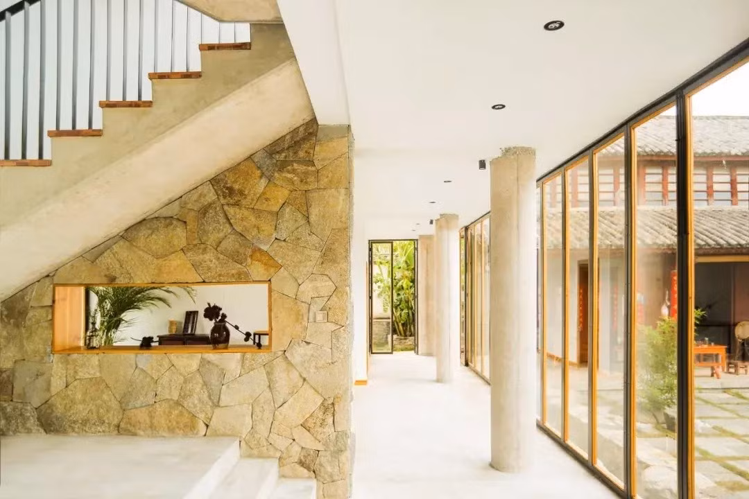 Biệt thự 4 mặt sân, sử dụng nhiều kính để đón ánh sáng tự nhiên và tầm nhìn thoáng đãng. Ảnh: Toutiao