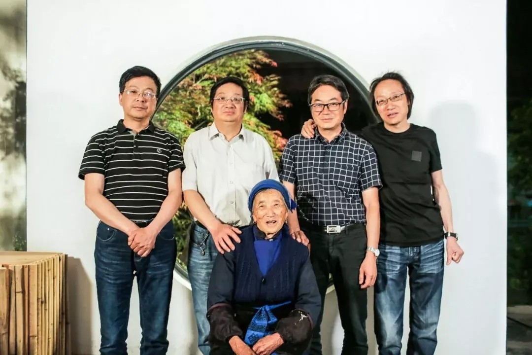 Sau 30 năm xa quê hương để học tập và làm việc, kiến trúc sư Trác Tâm (Vân Nam, Trung Quốc) cùng 3 người anh trai sửa lại căn nhà cũ để bố mẹ sống thoải mái hơn. Ảnh: Toutiao