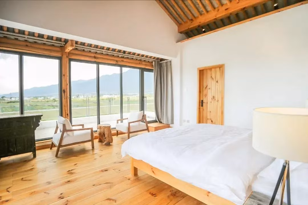 Căn phòng lớn nhất trên tầng 3 của anh cả, có tầm nhìn phong cảnh núi non và hoàng hôn tuyệt đẹp. Ảnh: Toutiao