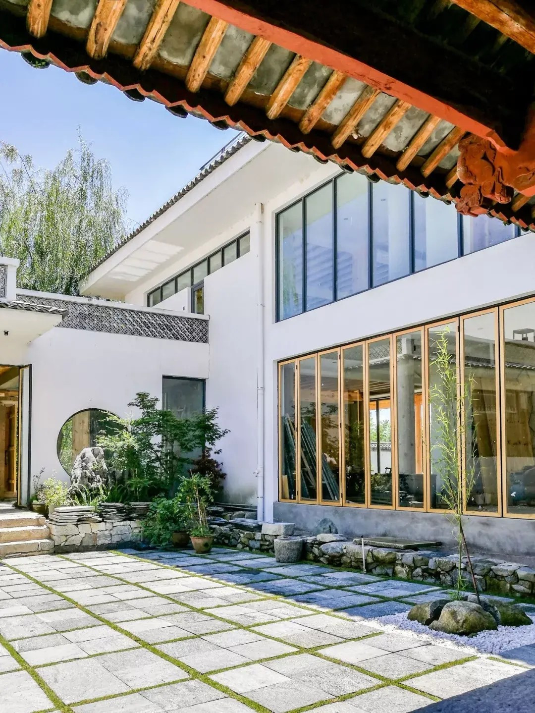 4 anh em mong muốn sau khi về hưu 4 gia đình có thể chung sống hòa thuận bên nhau nên quyết định xây biệt thự 3 tầng, gồm 11 phòng cho 11 thành viên. Ảnh: Toutiao