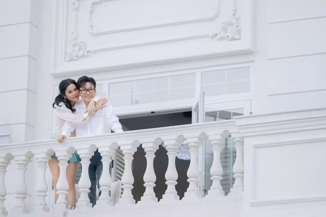 Hệ thống cửa sổ lớn giúp tận dụng tối đa ánh sáng tự nhiên. Ảnh: FBNV >>> Mời độc giả xem video: Hà Nội kiểm tra hơn 1.000 căn biệt thự cũ. Nguồn: VTV24