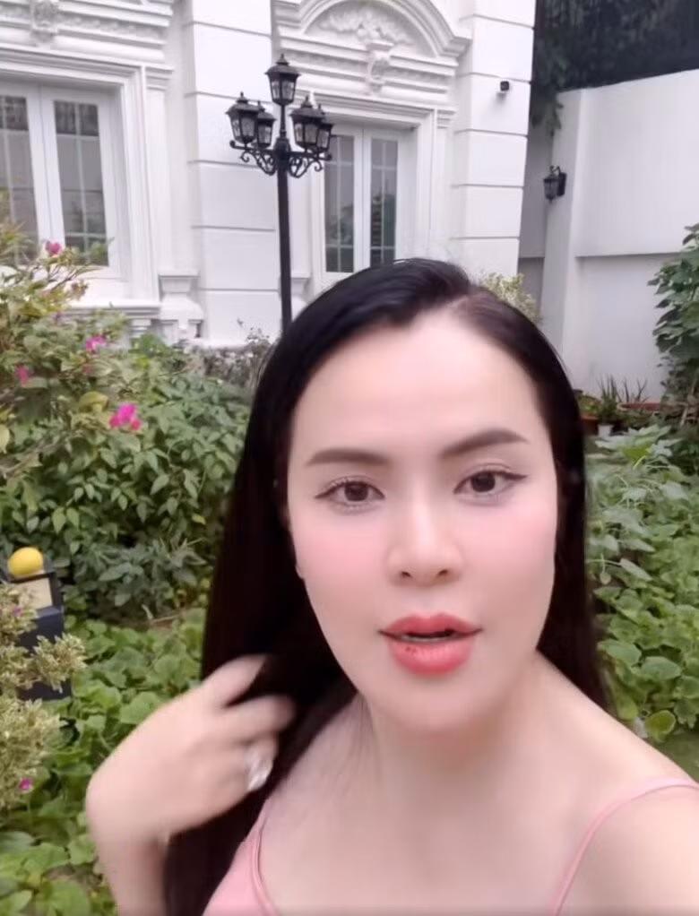Mới đây, Hoa hậu Phương Lê quay video hé lộ không gian khu vườn xanh mướt được bố trí gọn gàng giữa khuôn viên biệt thự. Ảnh chụp màn hình