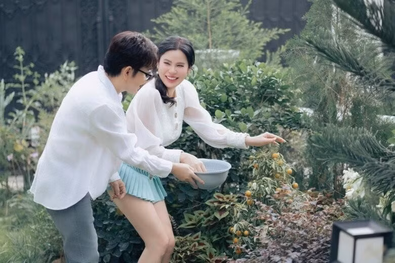 Ngoài thiết kế sang trọng, căn biệt thự còn gây chú ý bởi khu vườn rộng rãi, trồng đủ các loại rau củ, hoa trái sạch. Ảnh: FBNV