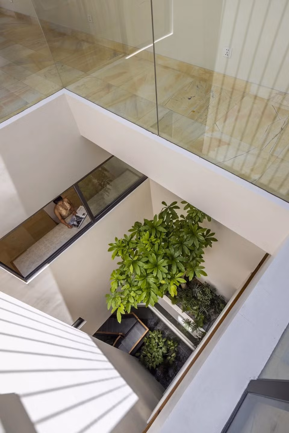 Giếng trời ở vị trí trung tâm vừa giúp lấy sáng, lấy gió đồng thời là khu vườn nhỏ đưa thiên nhiên vào từng góc nhà. Ảnh: Oki Hiroyuki