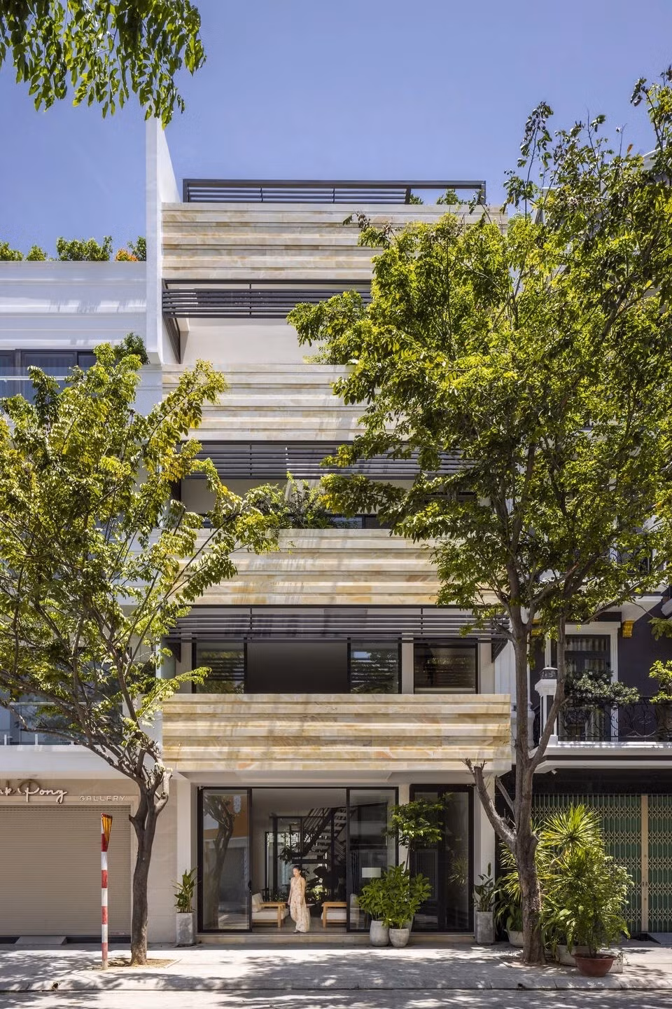 Được thiết kế để tối ưu hóa công năng cho các nhu cầu đa dạng của gia đình, tầng một và tầng hai dành riêng cho hoạt động kinh doanh. Ảnh: Oki Hiroyuki