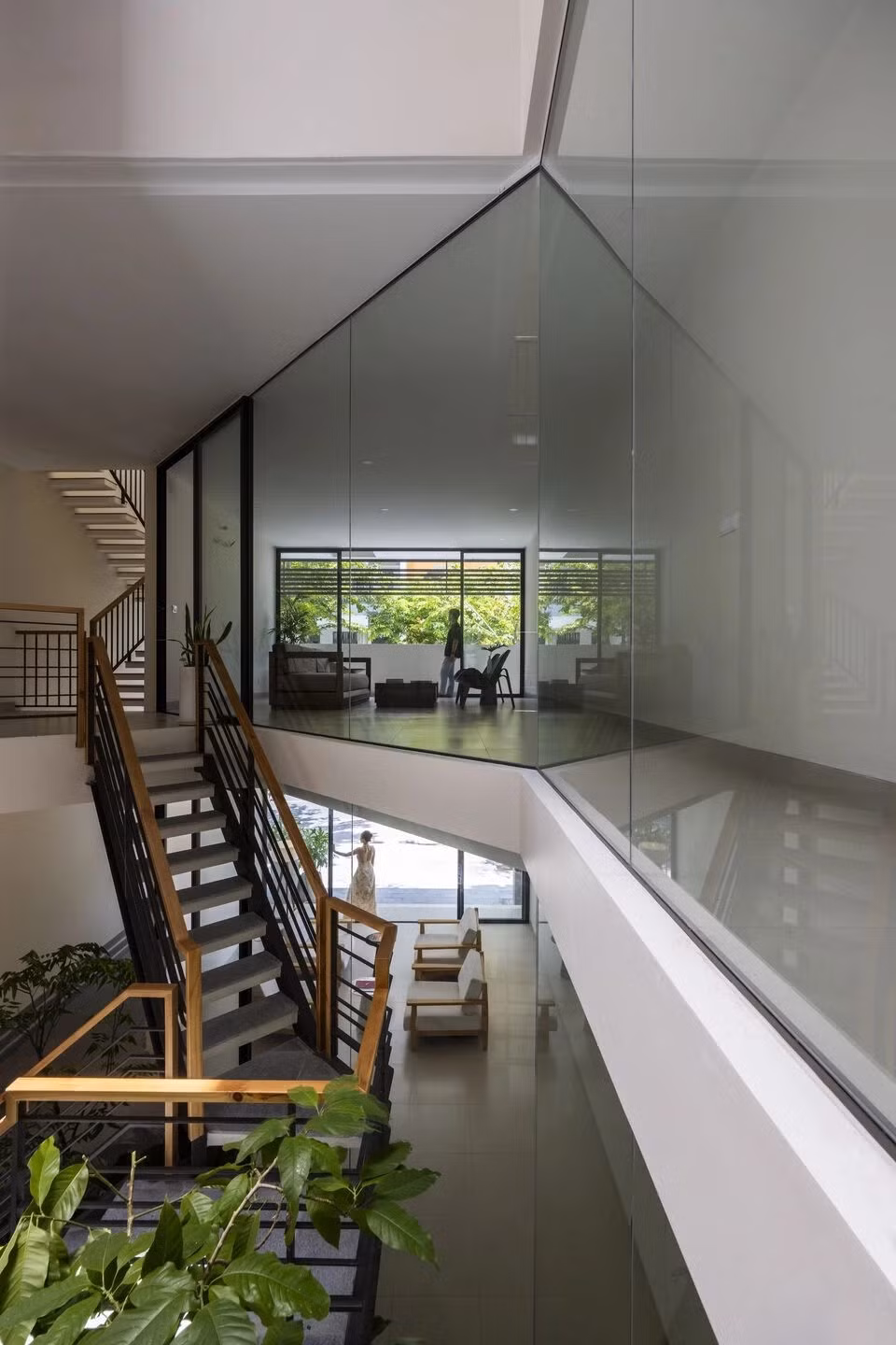 Cây xanh được bố trí xuyên suốt từ ngoài vào trong, từ tầng trệt lên đến sân thượng, tạo hệ sinh thái vi khí hậu riêng, giúp ngôi nhà phố hiện đại luôn thoáng mát và gần gũi thiên nhiên. Ảnh: Oki Hiroyuki