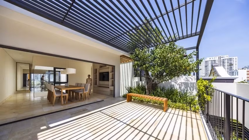 Khu vườn nhỏ trên sân thượng mở ra góc thư giãn xanh mát. Ảnh: Oki Hiroyuki >>> Mời độc giả xem video: Hà Nội kiểm tra hơn 1.000 căn biệt thự cũ. Nguồn: VTV24