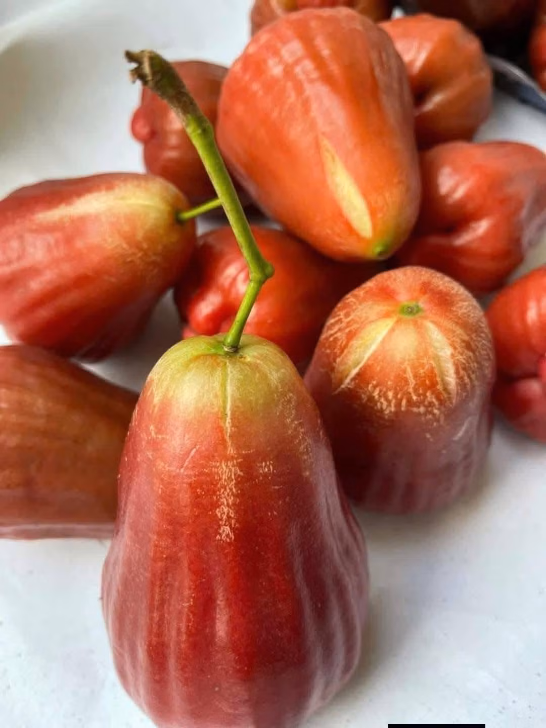 Trên thị trường, mận hồng MST được phân thành nhiều loại. Loại cao cấp nhất (3-4 trái/kg) giá có thể tới 200.000 đồng/kg. Ảnh: FB Nhung Phạm