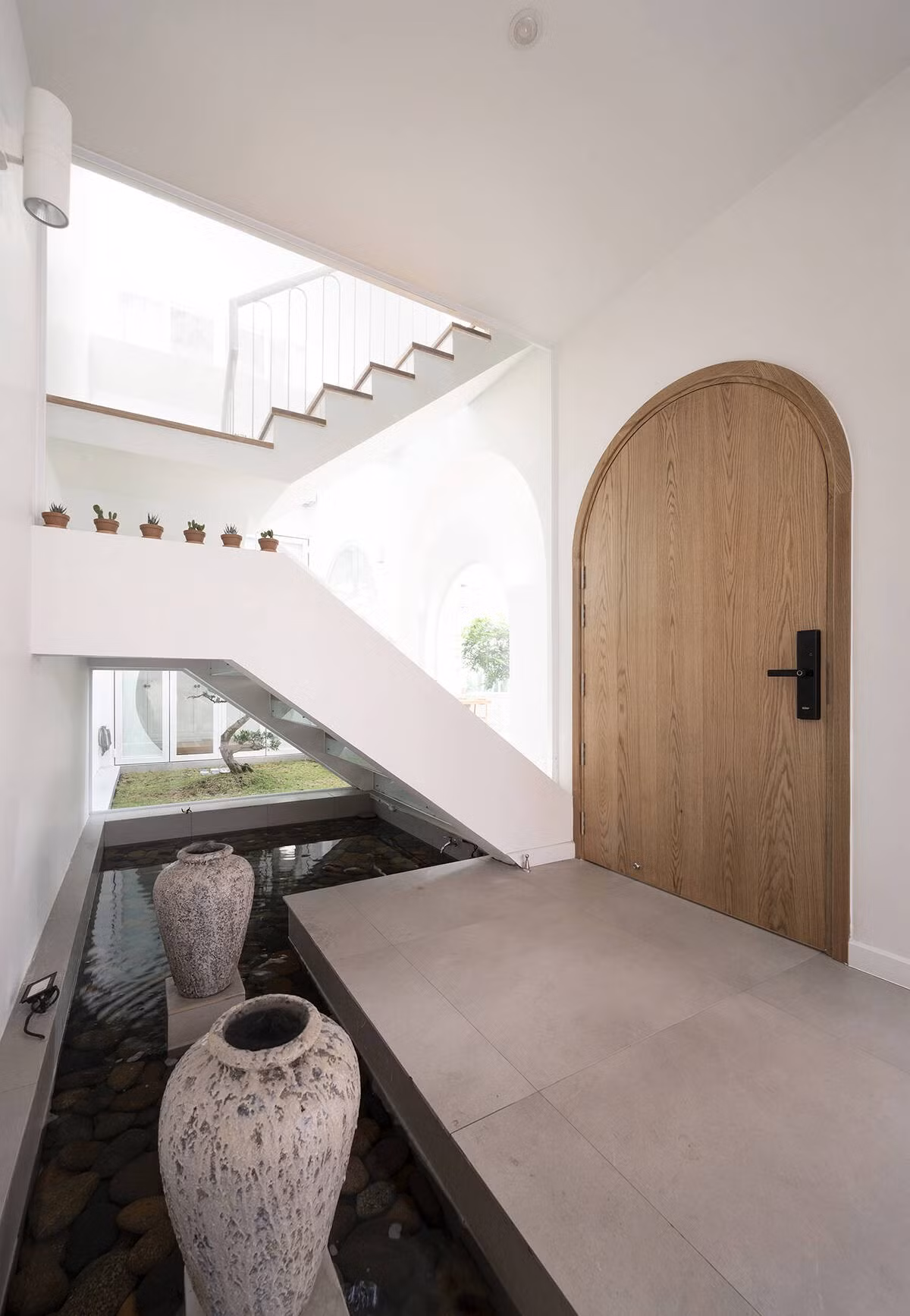 Giếng trời, sân trong và các khoảng đệm được bố trí khéo léo vừa mang lại ánh sáng, thông gió hiệu quả, đồng thời làm mờ ranh giới giữa trong và ngoài. Ảnh: Goku