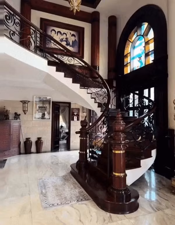 Cầu thang uốn cong mềm mại gợi liên tưởng đến sảnh một khách sạn hạng sang. Ảnh: Phunuso