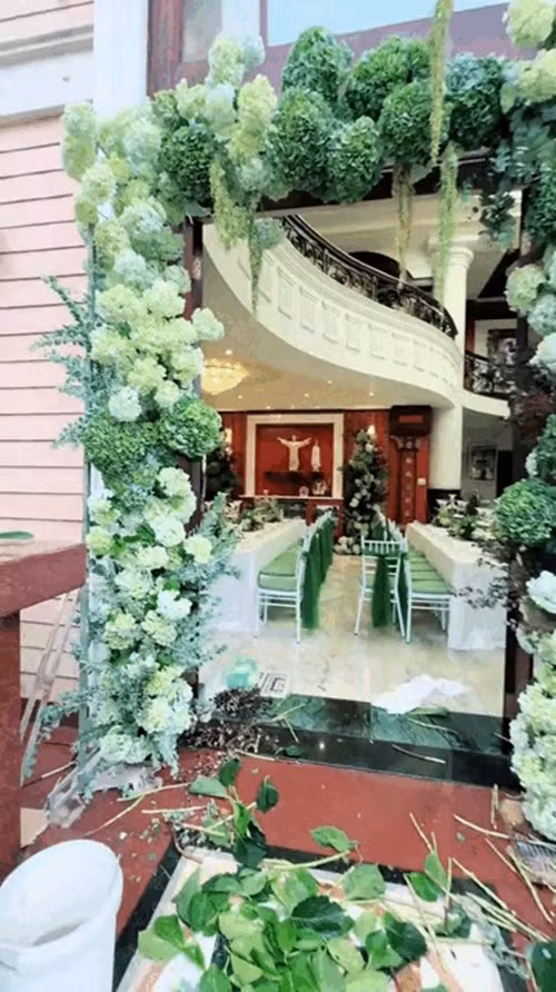 Phòng khách sắp xếp thành khu vực tiệc sang trọng với bàn dài phủ khăn trắng, điểm xuyết tông xanh bơ dịu mắt. Ảnh: Facebook