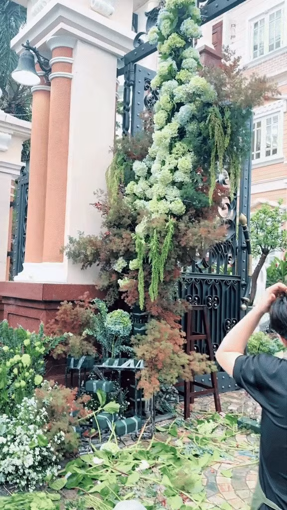 Trong ngày cưới, cánh cổng lớn nhà chú rể cao tới hơn 5m, được kết hoa theo tone màu cổ tích. Ảnh: Facebook