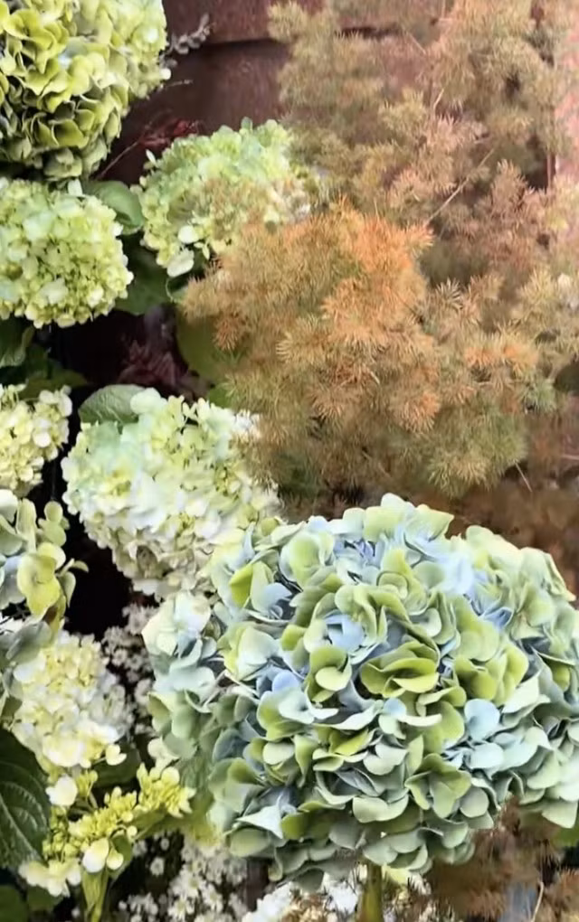 Toàn bộ không gian được đầu tư lên tới 50.000 bông hoa hồng tươi, 2.500 bông hoa cẩm tú cầu nhập khẩu. Ảnh: Facebook