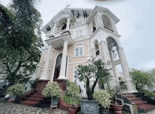 Không chỉ gây ấn tượng bởi diện mạo xứng đôi, những hình ảnh về không gian biệt thự của gia đình chú rể ở Đồng Nai thu hút hàng trăm nghìn lượt xem. Ảnh: Facebook