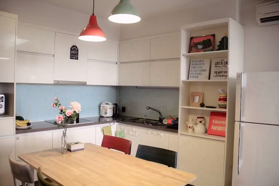 Khu vực bếp đầy đủ thiết bị tiện nghi, bày trí gọn gàng, có bàn ăn cùng 4 ghế. Ảnh: FBNV