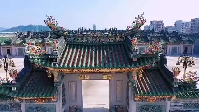 Khu biệt phủ có quy mô lớn, bao gồm nhiều tòa nhà mang phong cách cổ điển và hiện đại, được xây dựng công phu, có cổng lớn, tường bao, lầu các, đình nghỉ và nhiều hạng mục phụ trợ khác. Ảnh: QQ