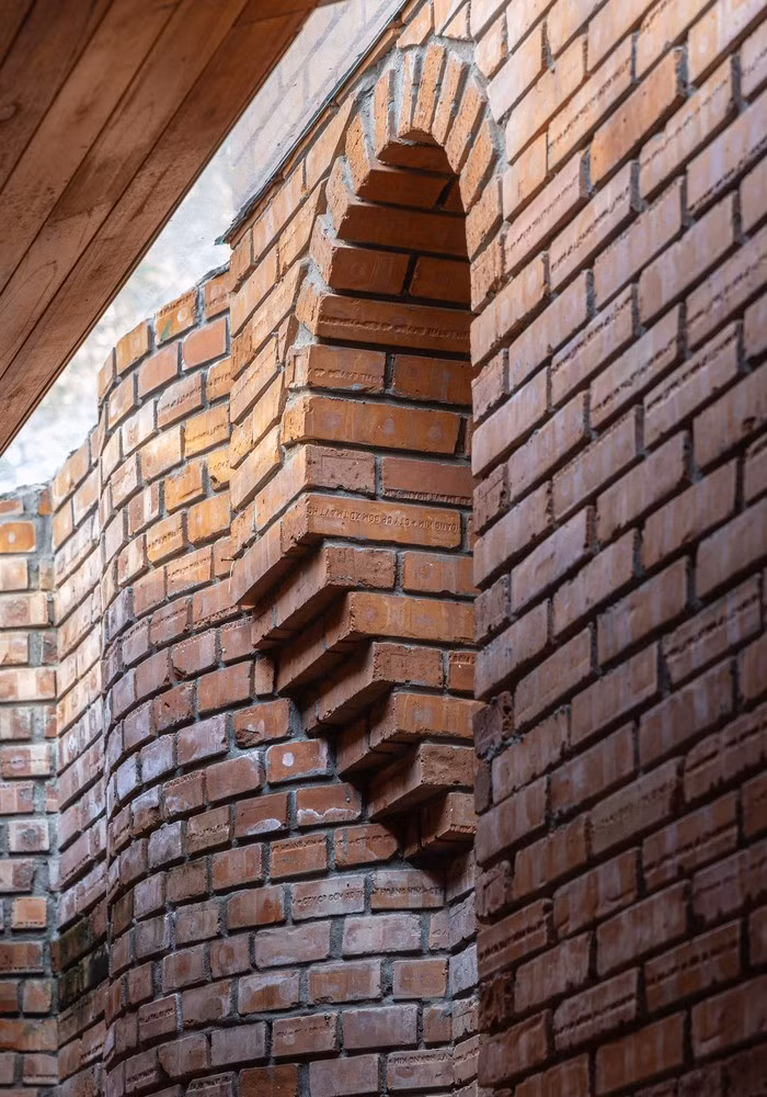 Hướng gió được dẫn dắt chạy dọc theo hành lang từ trước về sau, len vào từng phòng chức năng, sau đó được thông ra các khoảng giếng trời. Ảnh: Trieu Chien