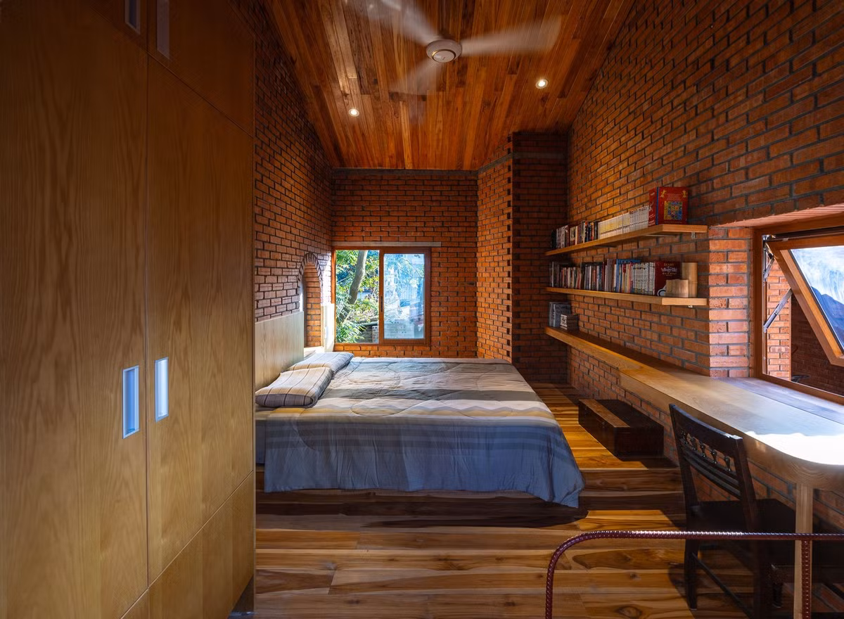 Gạch mộc, gỗ cũ từ những ngôi nhà xưa được tái sử dụng hoàn toàn, mang nét đẹp của thời gian. Ảnh: Trieu Chien