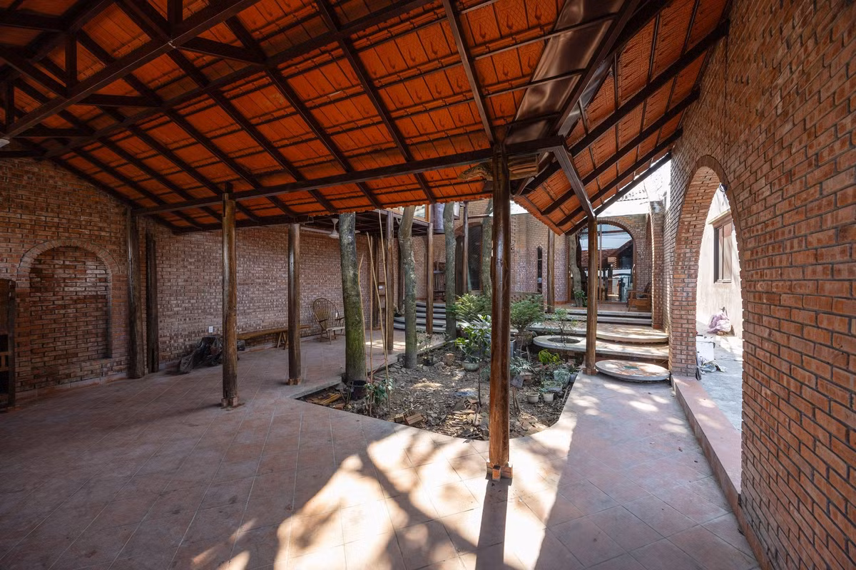 Ánh nắng thay đổi theo giờ chiếu của mặt trời, len lỏi vào từng không gian. Ảnh: Trieu Chien