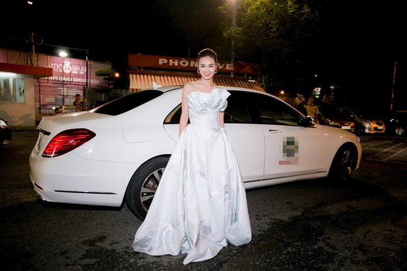 Nữ diễn viên còn thường xuyên di chuyển bằng xế hộp tiền tỷ. Ảnh: Dân Việt