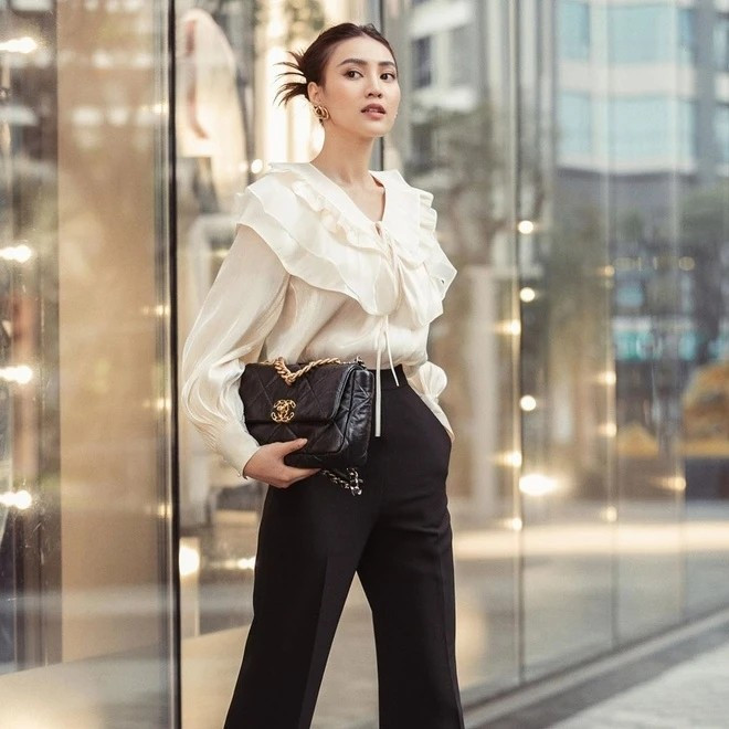 Nữ diễn viên diện túi xách Chanel 19 Flap Bag (giá 4.800-5.800 USD tùy kích cỡ). Ảnh: Znews