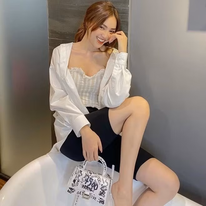 Ninh Dương Lan Ngọc cũng thường xuyên gây chú ý với những món đồ hiệu xa xỉ. Ảnh: Znews