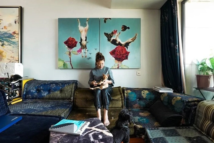 Phòng khách với bộ sofa lớn. Ảnh: Sina