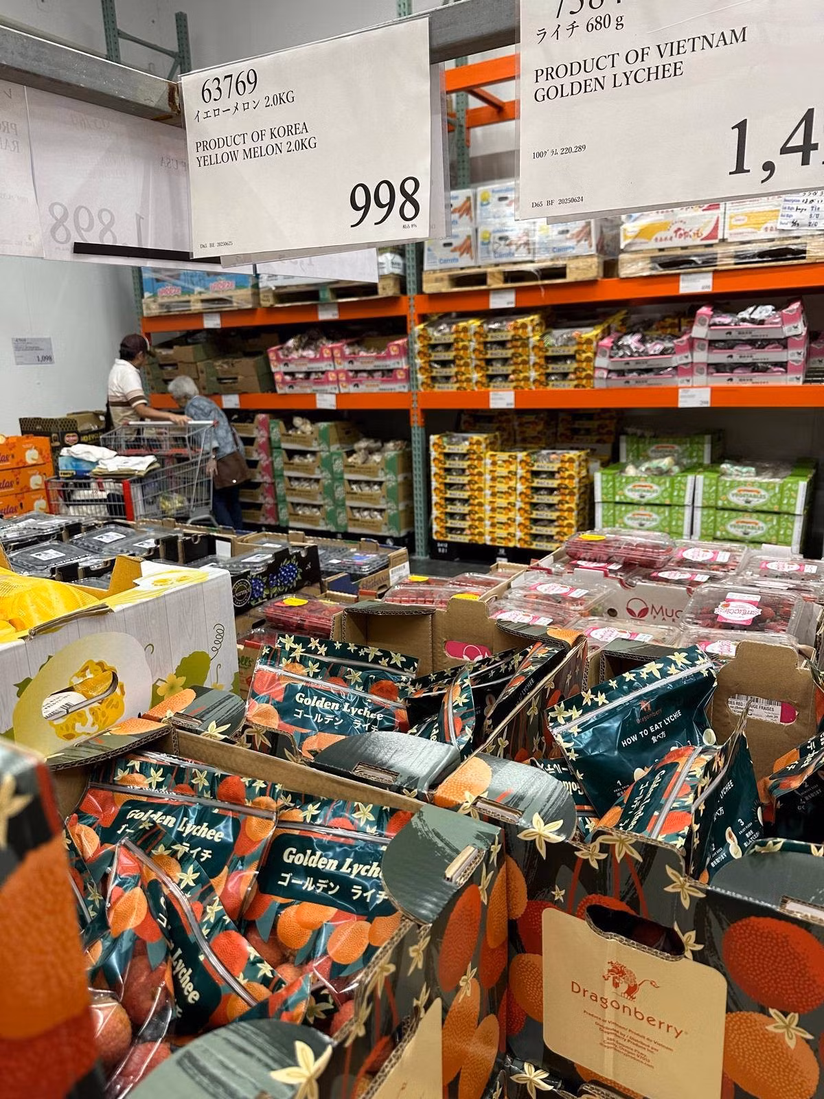 Những túi "Golden Lychee" rực rỡ trong các cửa hàng Costco không chỉ cho thấy chất lượng vượt trội của vải thiều Việt Nam, mà còn phản ánh sự đồng hành hiệu quả giữa doanh nghiệp, nhà phân phối. Ảnh: FB Hoang Anh Tuan