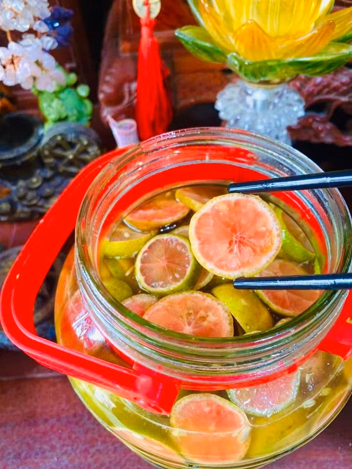 Ruột chanh cũng có ánh hồng, khác với màu vàng nhạt của chanh thường. Ảnh: Facebook