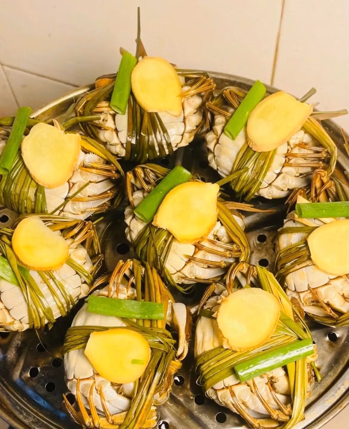 Tại Trung Quốc, theo Fujian Daily trang tin địa phương tỉnh Phúc Kiến, giá cua lông sống ở nước này năm nay thấp hơn cùng kỳ do nguồn cung dồi dào. Ảnh: Facebook