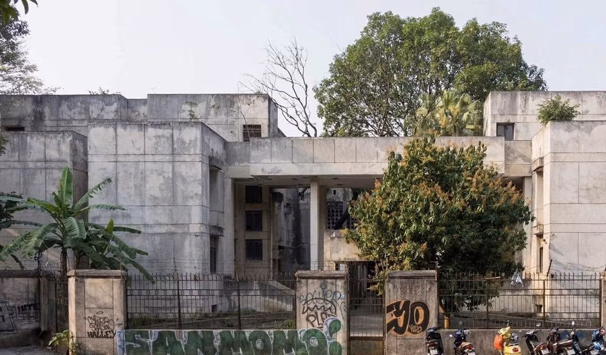 Trải qua hàng chục năm phơi sương phơi nắng, công trình xuống cấp trầm trọng, tường loang lổ, cây cối um tùm, chẳng ai dám bước vào. Ảnh: Suckhoedoisong