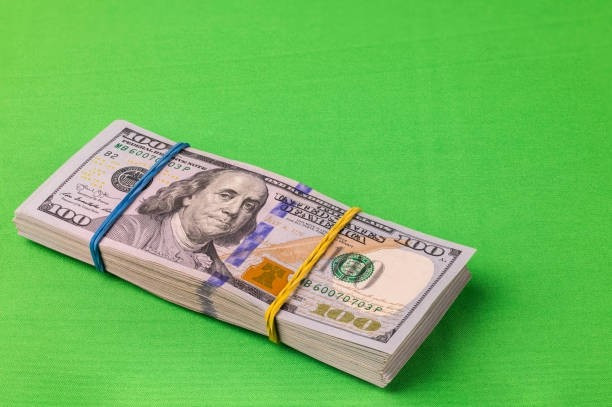 Màu sắc sử dụng trên tiền đô la Mỹ có thể phát hiện được, có từ tính và đổi màu – tất cả đều nhằm mục đích ngăn chặn việc làm giả. Ảnh: iStock