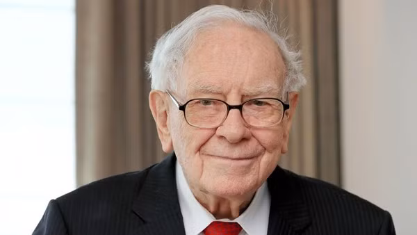 Là một trong những tỷ phú có lối sống giản dị song không vì thế mà nhà đầu tư huyền thoại Warren Buffett thiếu đi những pha đốt tiền một cách khó hiểu. Ảnh: CNN