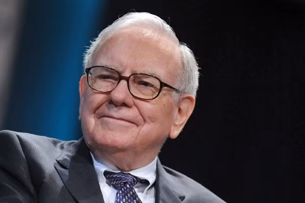 Theo đó, Warren Buffett mạnh tay chi hàng chục triệu USD để mua lại một trong những công ty lớn nhất của chính mình - Berkshire Hathaway chỉ với mục đích duy nhất là sa thải CEO lúc bấy giờ của công ty này. Ảnh; CNN