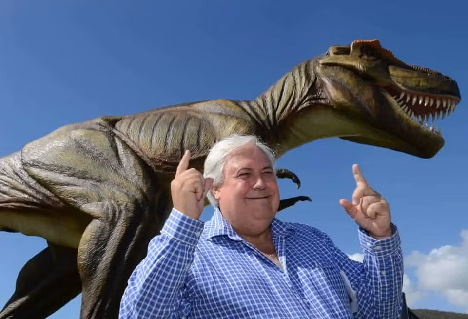 Trùm khai khoáng người Úc Clive Palmer từng chi một “núi tiền” để xây dựng hơn 100 mô hình khủng long biết cử động ngay trong sân golf của mình. Ảnh: Getty