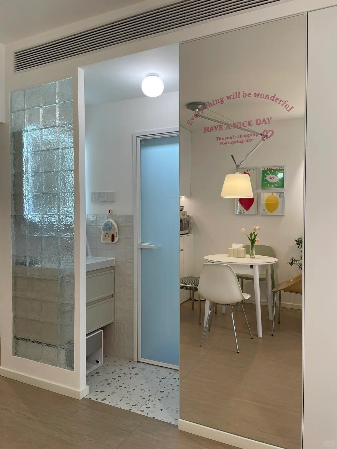 Phòng tắm cũ chật chội, ẩm ướt. Sau cải tạo, diện tích nhà tắm chỉ tăng thêm hơn 1m² nhưng tiện nghi hơn. Ảnh: Toutiao