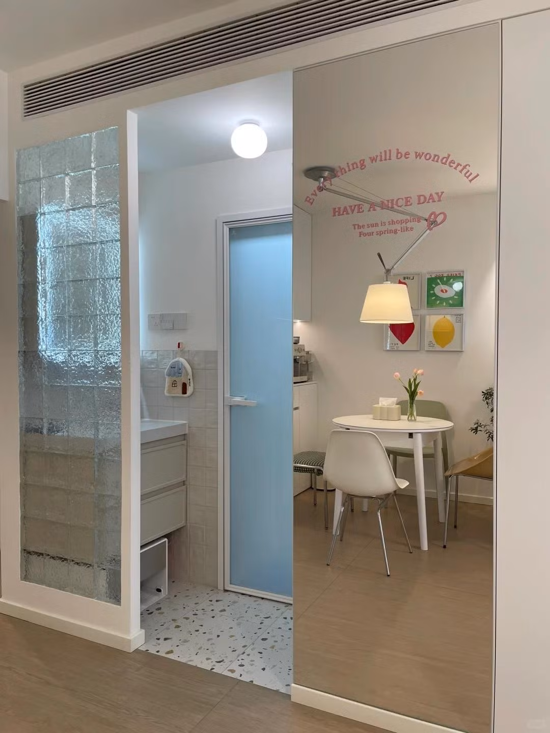 Phòng tắm cũ chật chội, ẩm ướt. Sau cải tạo, diện tích nhà tắm chỉ tăng thêm hơn 1m² nhưng tiện nghi hơn. Ảnh: Toutiao