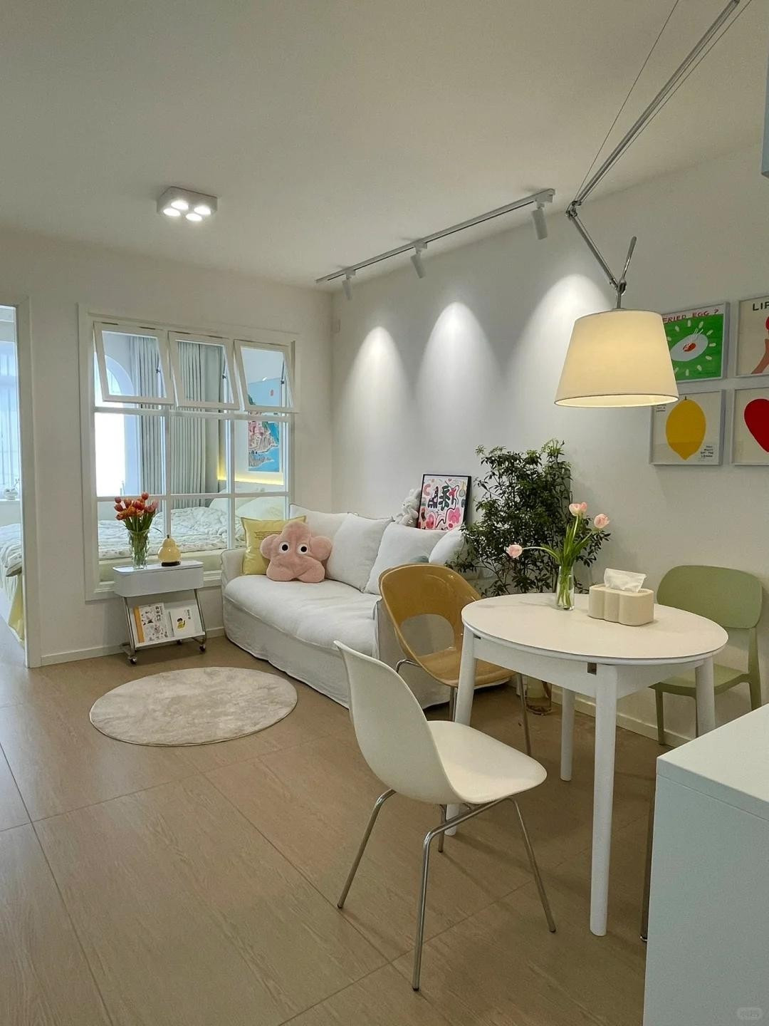 Phòng khách được mở dài với ánh sáng xuyên suốt. Ảnh: Toutiao