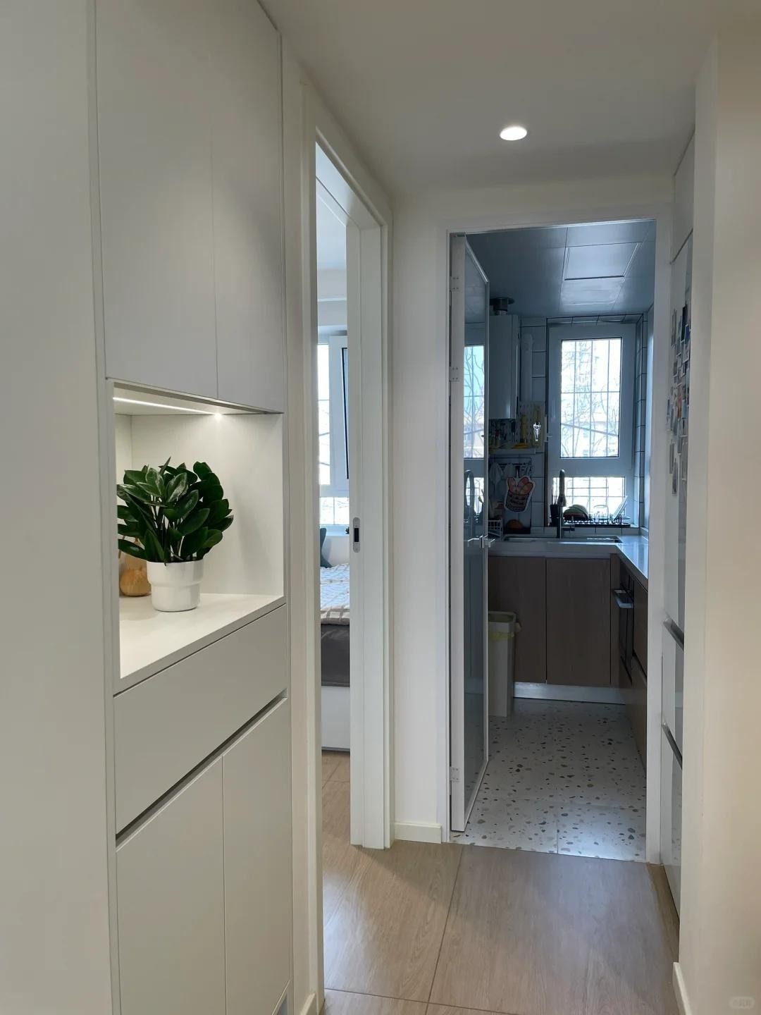 Tại khu vực lối vào, tủ giày được thiết kế riêng sâu 40cm, vừa đủ để giày dép mà không làm hẹp lối đi. Ảnh: Toutiao