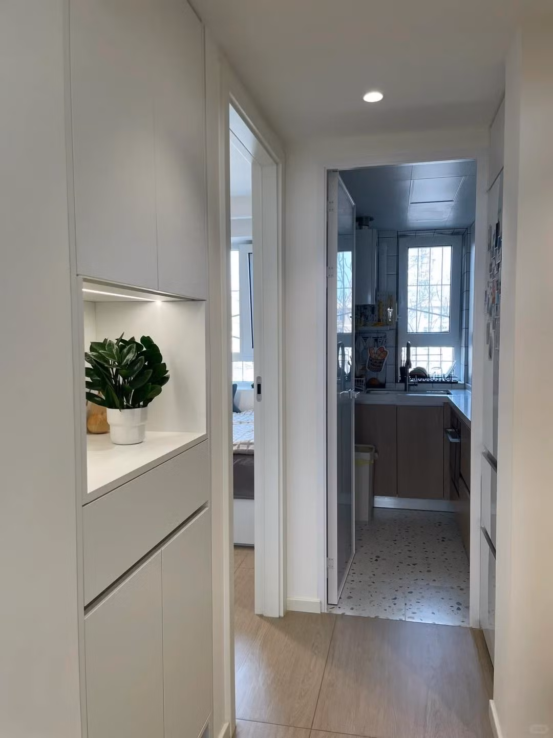 Tại khu vực lối vào, tủ giày được thiết kế riêng sâu 40cm, vừa đủ để giày dép mà không làm hẹp lối đi. Ảnh: Toutiao